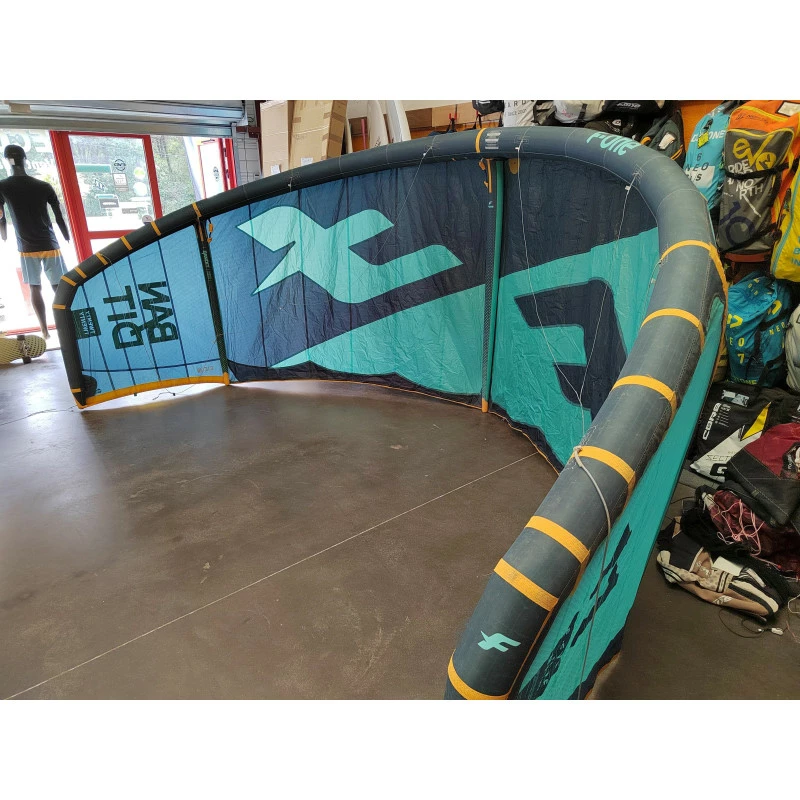 Pack Kitesurf Occasion Bandit XIII 11m² + Barre Linx + Harnais Culotte + Pads Vario + Planche Select + Pompe (DV LIBERO ROMANE) 6 Pack Kitesurf Occasion Bandit XIII 11m² + Barre Linx + Harnais Culotte + Pads Vario + Planche Select + Pompe (DV LIBERO ROMANE) – Image 6